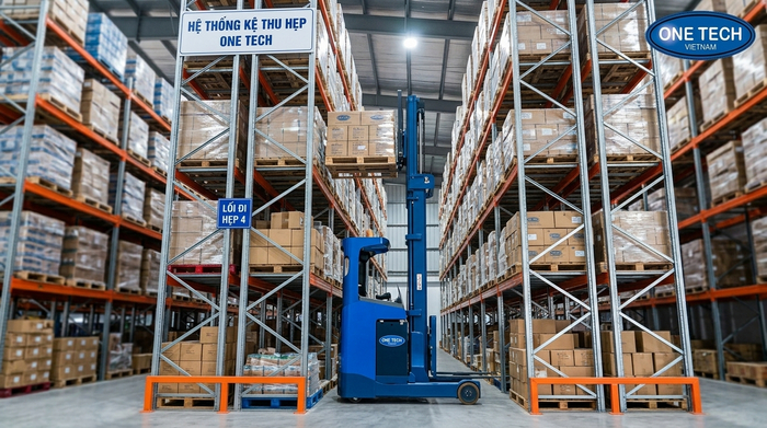 Xe nâng reach truck cho kệ narrow aisle Xe nâng reach truck vận hành trong hệ thống Kệ Narrow Aisle Quảng Ngãi